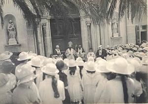 COMMUNIONS ORAN SOEURS TRINITAIRES DE SAINT LOUIS FILLES 19XX N03 MONSEIGNEUR POLAR ET L EVEQUE D ORAN